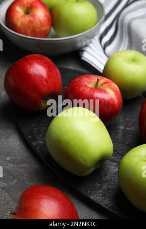 Frische, reife grüne Äpfel auf schwarzem Tisch, Nahaufnahme Stockfoto