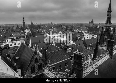 Besichtigungstour über die roten Tonziegeldächer von Brügge Belgien Europa. November 2022 Stockfoto