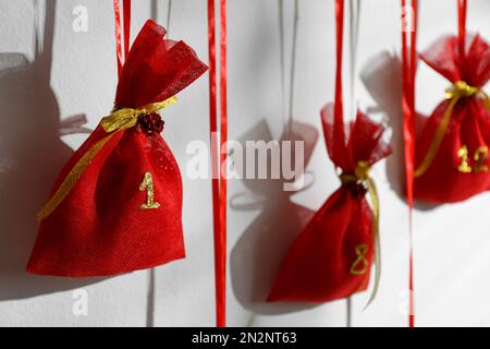 Weihnachtskalender, der drinnen an weißen Wänden hängt Stockfoto