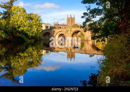 Die alte Brücke, die 1490 über den Fluss Wye in Hereford gebaut wurde, mit der Kathedrale aus dem 11. Jahrhundert im Hintergrund. Herefordshire UK. Oktober 20 Stockfoto