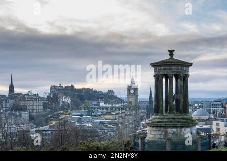 Edinburgh, Schottland. Stadtzentrum von Calton Hill mit dem Dugald Stewart Monument im Vordergrund, Balmoral Hotel, Scott Monument und Schloss Stockfoto