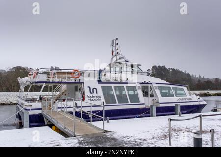 Inverness, Schottland. Das Jakobiten-Rebellen-Boot, das an Dochgarroch Locks, Caledonian Canal festgemacht ist. Das Boot führt Sie auf Loch Ness und zum Urguhart Castle. Stockfoto