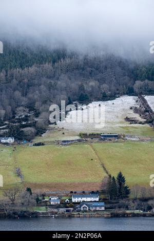 Großbritannien, Schottland. Winterlandschaft in den schottischen Highlands, Berge, Hügel und Felder mit Schnee bedeckt. Ackerbauten im Vordergrund. Stockfoto