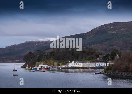Europa, Großbritannien, Schottland, Ross-shire. Erhöhte Aussicht auf Kyle von Lochalsh Stadt und Hafen Stockfoto