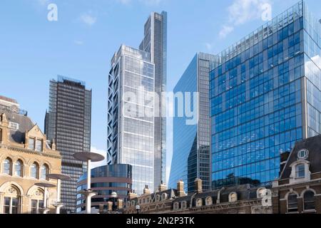 London, Blick von der Liverpool Street, EC2M. Viktorianische Häuser und Giebel, gläserne Wolkenkratzer, Skyline von Financial District und CBD. Bereich Kopieren. Keine Menschen Stockfoto