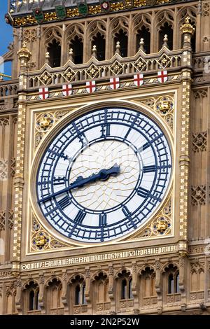 Nahaufnahme des Big Ben Uhrenturms und neu renoviertes Uhrenteil. Britische Parlamentsgebäude (Palast von Westminster, Charles Barry und Augustus Pugin) Stockfoto