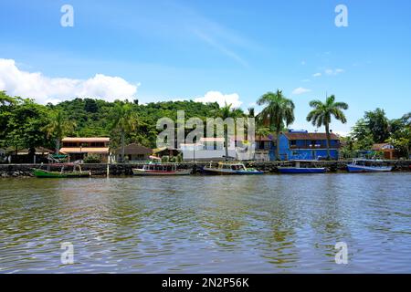 Uferpromenade mit Booten des historischen Zentrums von Paraty, Rio de Janeiro, Brasilien Stockfoto