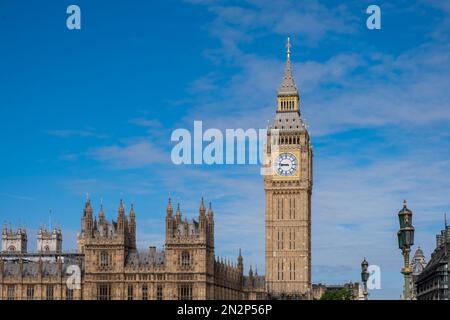 Houses of Parliament (Palast von Westminster) & Big Ben Uhrturm. Die Themse. Parlamentsgebäude aus dem 19. Jahrhundert von Charles Barry & Augustus Pugin. Stockfoto