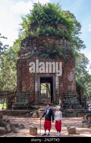 Kambodscha, Koh Ker, Tempel von Prasat Thom, bedeckt von Regenwaldbäumen. Koh Ker ist eine Stadt aus dem 10. Jahrhundert nördlich von Angkor Stockfoto