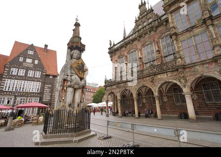 BREMEN, DEUTSCHLAND - JULI 7 2022: Bremer Roland-Statue mit Bremer Rathaus Stockfoto