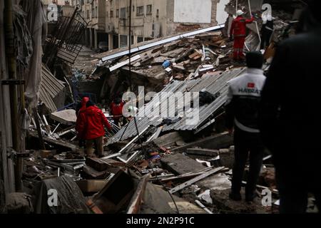 Gaziantep, Türkei. 6. Februar 2023. Gaziantep, Türkei. 06. Februar 2023 Rettungskräfte werden eingesetzt, um Menschen zu retten, die nach einem Erdbeben der Stärke 7,8 in der Südtürkei unter den Trümmern in Gaziantep gefangen sind. Nach Angaben türkischer Beamter wurden nach dem Beben am frühen Montag mindestens 284 Menschen in der Türkei getötet und mehr als 2300 verletzt. Das Erdbeben traf auch den Nordwesten Syriens, wo 230 Menschen vermutlich gestorben sind (Kreditbild: © Muhammad ATA/IMAGESLIVE via ZUMA Press Wire), NUR REDAKTIONELLE VERWENDUNG! Nicht für den kommerziellen GEBRAUCH! Stockfoto