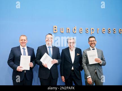 07. Februar 2023, Berlin: Clemens Höpfner (l-r), Geschäftsführender Ko-Direktor des Instituts für Arbeits- und Betriebsrecht an der Universität Köln, Gregor Thüsing, Direktor des Instituts für Arbeitsrecht an der Friedrich-Wilhelm-Universität Bonn, Stefan Wolf, Präsident des Arbeitgeberverbandes Gesamtmetall und Sascha Stowasser, Institutsdirektor ifaa (Institut für angewandte Arbeitswissenschaften) hält in der Halle der Bundespressekonferenz ihre Expertenmeinungen in den Händen. Auf der heutigen Pressekonferenz werden die Forderungen der Arbeitgeber in der Metall- und Elektroindustrie vorgestellt. Fotopapier Stockfoto