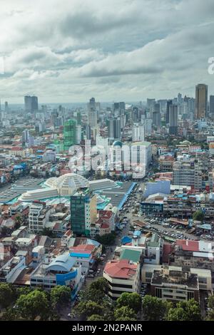 Kambodscha, Phnom Penh, erhöhte Sicht auf Downtown CBD & Shopping Viertel mit Orussey Markt im Vordergrund, Shophouses und Bürogebäude Stockfoto