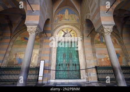 AMALFI, ITALIEN - 3. MAI 2022: Die Frontfassade der Kathedrale von Amalfi, gewidmet dem Apostel St. Andreas, mit gestreiftem Marmor und Stein, Amalfi, Southe Stockfoto