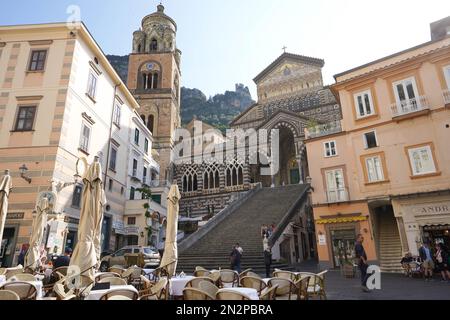 AMALFI, ITALIEN - 3. MAI 2022: Kathedrale von Amalfi im Sommer, Amalfiküste, Italien Stockfoto