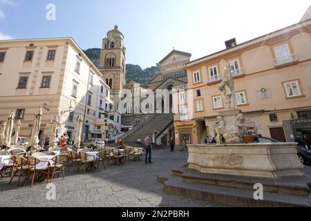 AMALFI, ITALIEN - 3. MAI 2022: Amalfi Hauptplatz mit Kathedrale im Sommer, Amalfiküste, Italien Stockfoto