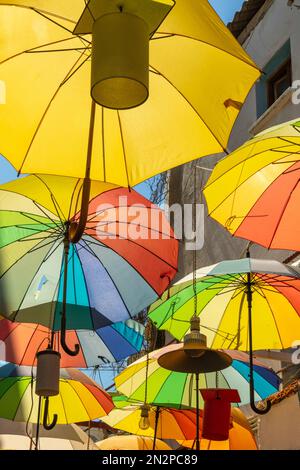 Mehrfarbige Sonnenschirme hängen im Einkaufszentrum Bodrum, Türkei Stockfoto