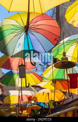 Mehrfarbige Sonnenschirme hängen im Einkaufszentrum Bodrum, Türkei Stockfoto