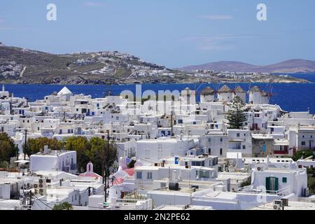 Malerischer Blick auf die Insel Mykonos mit weiß getünchten Häusern und Windmühlen, Griechenland Stockfoto