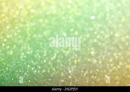 Abstraktes goldgrünes glitzerndes Papier, funkelnde Lichter und Bokeh, natürlicher Grunge-Hintergrund Stockfoto