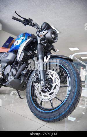 Lima, Peru 2023. Shop Yamaha, FZX Connected Motorrad ist im Yamaha Shop ausgestellt Stockfoto