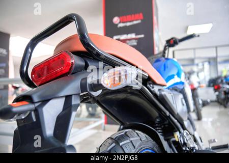 Lima, Peru 2023. Shop Yamaha, FZX Connected Motorrad ist im Yamaha Shop ausgestellt Stockfoto