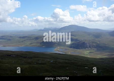 Loch Eribollin, Ben Loyal und Munro Ben Hope vom Summit of the Corbett Cranstackie, North West Sutherland, Scottish Highlands, Großbritannien. Stockfoto