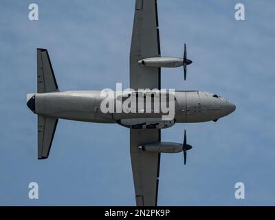Eine Nahaufnahme von Alenia C-27J Spartan, die auf einer Flugschau in der Slowakei am Himmel fliegt Stockfoto