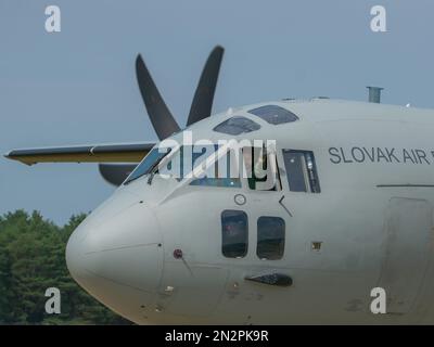 Eine Nahaufnahme von Alenia C-27J Spartan auf der Startbahn auf einer Flugschau in der Slowakei Stockfoto