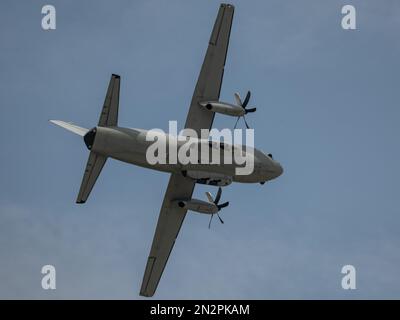 Eine Nahaufnahme von Alenia C-27J Spartan, die auf einer Flugschau in der Slowakei am Himmel fliegt Stockfoto