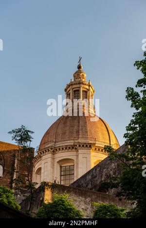 Die Kuppel der riesigen Benediktinerkirche San Nicolò l'Arena, Catania, Sizilien. Es wurde 1796 fertiggestellt, obwohl die Kirchenfassade noch unvollendet ist Stockfoto