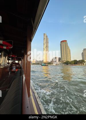 Blick auf die Stadt von der Fähre auf dem Fluss Chao Phraya, Bangkok, Thailand Stockfoto