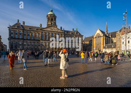 Königspalast Amsterdam, Koninklijk Paleis und Neue Kirche Amsterdam. Vom Damplein. Stockfoto