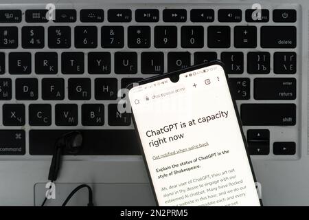 ChatGPT-Chat bot-Bildschirm auf Smartphone und Laptop mit Chat-GPT-Anmeldebildschirm im Hintergrund. Ein neuer AI-Chatbot von OpenAI. Kiew, Ukraine Stockfoto