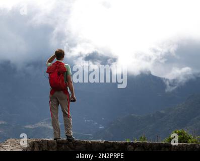 Rückansicht eines männlichen Wanderer in den Bergen mit Blick auf Gran Canaria, Kanarische Inseln, Spanien Stockfoto