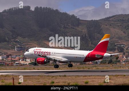 Los Rodeos, TenerifeKanarische Inseln; Juli 24 2020: Iberia Express Airbus A320-214, Landung, im Stadtflughafen La Laguna Stockfoto