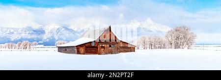 Moulton Barn, Mormon Row im Winter mit viel Schnee und eiskaltem Grand Teton National Park, Wyoming, USA Stockfoto