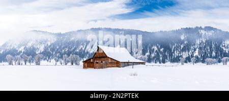 Moulton Barn, Mormon Row im Winter mit viel Schnee und eiskaltem Grand Teton National Park, Wyoming, USA Stockfoto