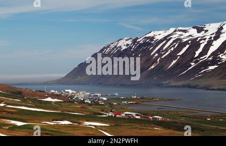 Gebirge, Fjord, Heuballen auf der Wiese im Hintergrund. Stockfoto