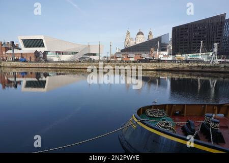 Blick auf das Museum von Liverpool und Three Graces in the Distance Stockfoto