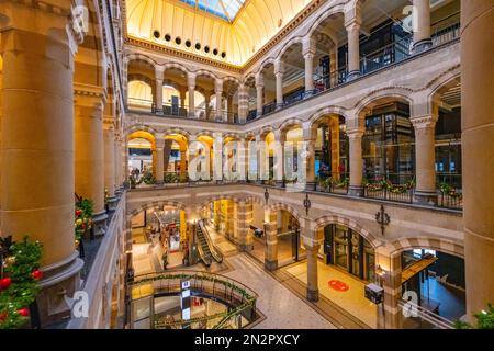 Das Innere der Magna Plaza Einkaufspassage in Amsterdam Niederlande. Stockfoto