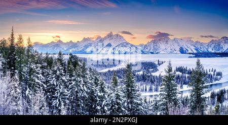 Snake River Overlook mit der unterirdischen Sonne im Winter, Winter Wonderland Grand Teton National Park, Wyoming, USA Stockfoto