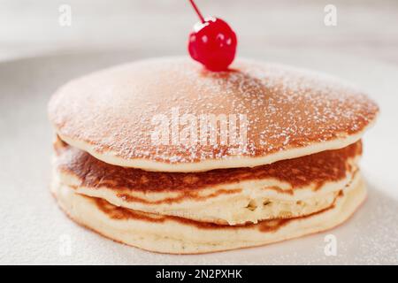 Essen kochen. Amerikanische Pfannkuchen mit Kirsche Stockfoto