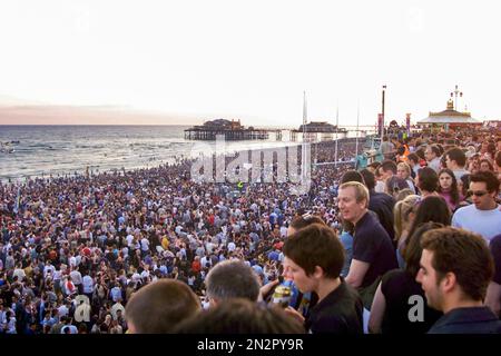 Ein riesiges Publikum schätzt auf über 200000, um DJ Fatboy Slim bei der Fatboy Slim Beach Boutique Party am Brighton Seafront in Aktion zu sehen. Norman Cook , der Tanzmusiker und DJ , organisierte und bezahlte die Veranstaltung für das zweite Jahr . Foto von Simon Dack, Juli 2002 Stockfoto