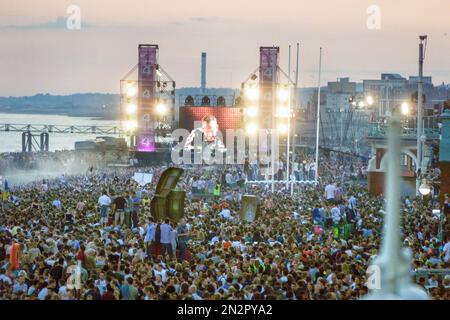 Ein riesiges Publikum schätzt auf über 200000, um DJ Fatboy Slim bei der Fatboy Slim Beach Boutique Party am Brighton Seafront in Aktion zu sehen. Norman Cook , der Tanzmusiker und DJ , organisierte und bezahlte die Veranstaltung für das zweite Jahr . Foto von Simon Dack, Juli 2002 Stockfoto