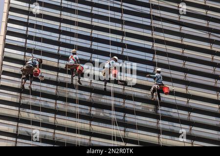 Dhaka, Bangladesch. 07. Februar 2023. Arbeiter reinigen eine Wand eines Hochhauses auf Gulshan 2 in Dhaka, ohne Sicherheitsmaßnahmen zu ergreifen. (Foto: Sazzad Hossain/SOPA Images/Sipa USA) Guthaben: SIPA USA/Alamy Live News Stockfoto