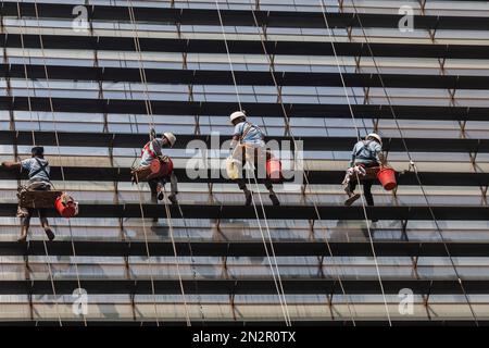 Dhaka, Bangladesch. 07. Februar 2023. Arbeiter reinigen eine Wand eines Hochhauses auf Gulshan 2 in Dhaka, ohne Sicherheitsmaßnahmen zu ergreifen. (Foto: Sazzad Hossain/SOPA Images/Sipa USA) Guthaben: SIPA USA/Alamy Live News Stockfoto