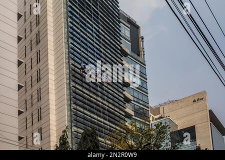 Dhaka, Bangladesch. 07. Februar 2023. Arbeiter reinigen eine Wand eines Hochhauses auf Gulshan 2 in Dhaka, ohne Sicherheitsmaßnahmen zu ergreifen. (Foto: Sazzad Hossain/SOPA Images/Sipa USA) Guthaben: SIPA USA/Alamy Live News Stockfoto