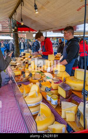 Verkaufsstand mit Käse im Lindengracht Markt in der Gegend Jordanien in Amsterdam. Stockfoto