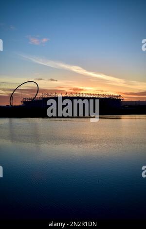 Middlesbrough, Großbritannien. 07. Februar 2023 Der klare Himmel und die niedrigen Temperaturen über Nacht führten zu einem wunderschönen Sonnenaufgang über dem Middlehaven Dock, der Temenos Kunstinstallation und dem Riverside Stadium des Middlesbrough Football Clubs, Teesside, Großbritannien. Kredit: Teesside Snapper/Alamy Live News. Stockfoto